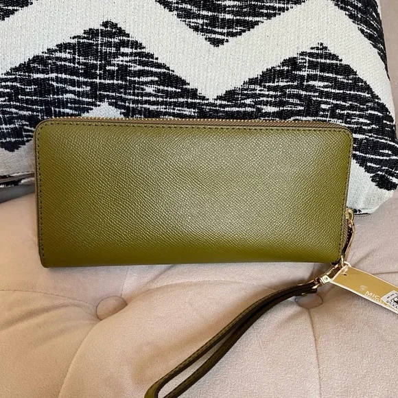 Michael Kors Jet Set Pistachio Green Travel Continental Leather Wallet - Picture 6 of 13